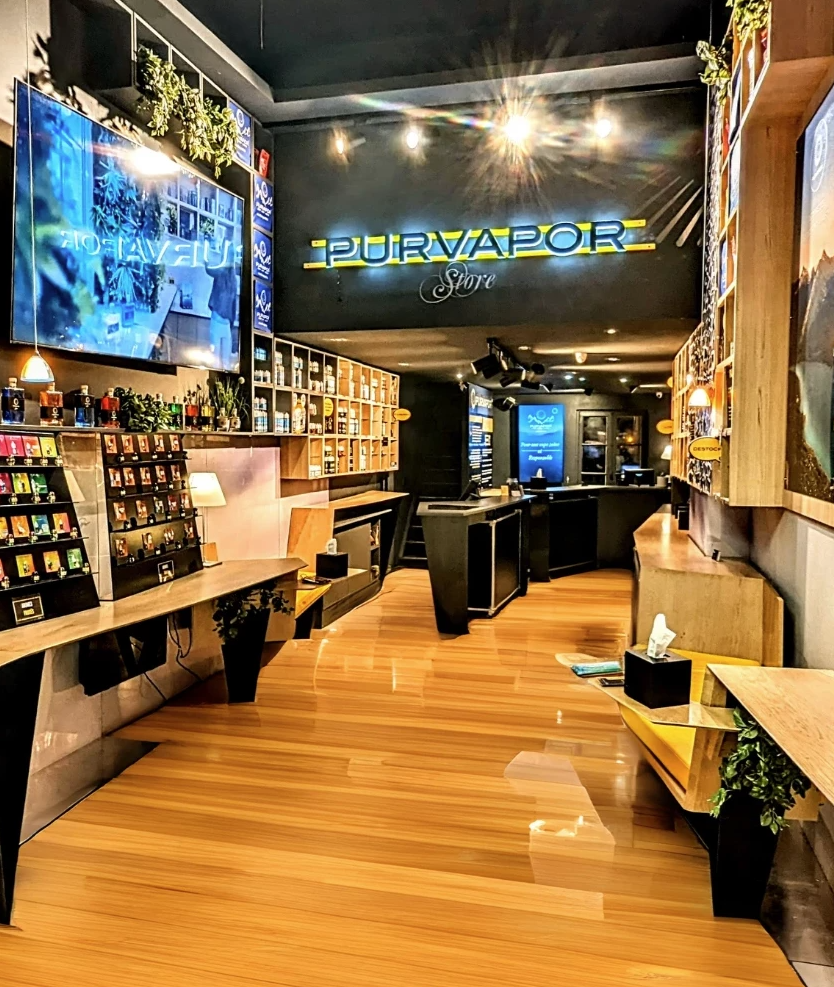 Intérieur de la boutique PurVapor Annecy, magasin spécialisé en cigarette électronique et e-liquides à Annecy.